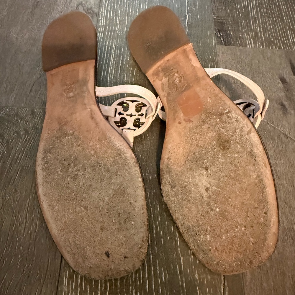 Tory Burch Light Pink and Tan Sandals with Gold Emblem - Picture 4 of 4